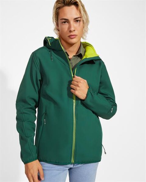 Necaurlaidīga jaka Softshell, kas sastāv no 2 kārtām, sportisks modelis:
1