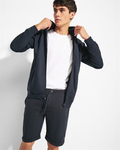 Sporta šorti ar elastīgu jostu un regulējamām savelkamām auklām