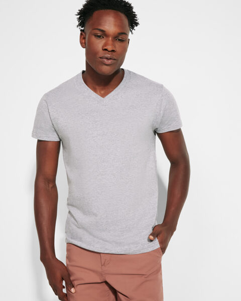 T-kreks ar V-veida kakla izgriezumu, 4 slāņu apkakle,  ar vīlēm nostiprinātas plecu līnija un apkakle