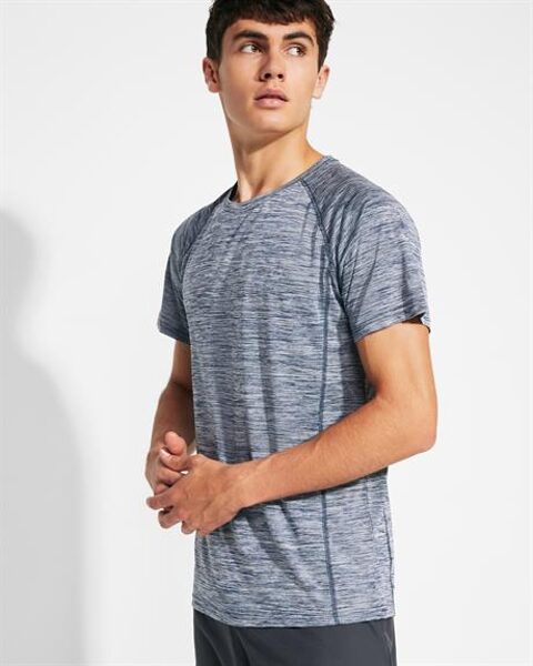 Tehniskais poliestra t-krekls, ar reglāna stila isām piedurknēm